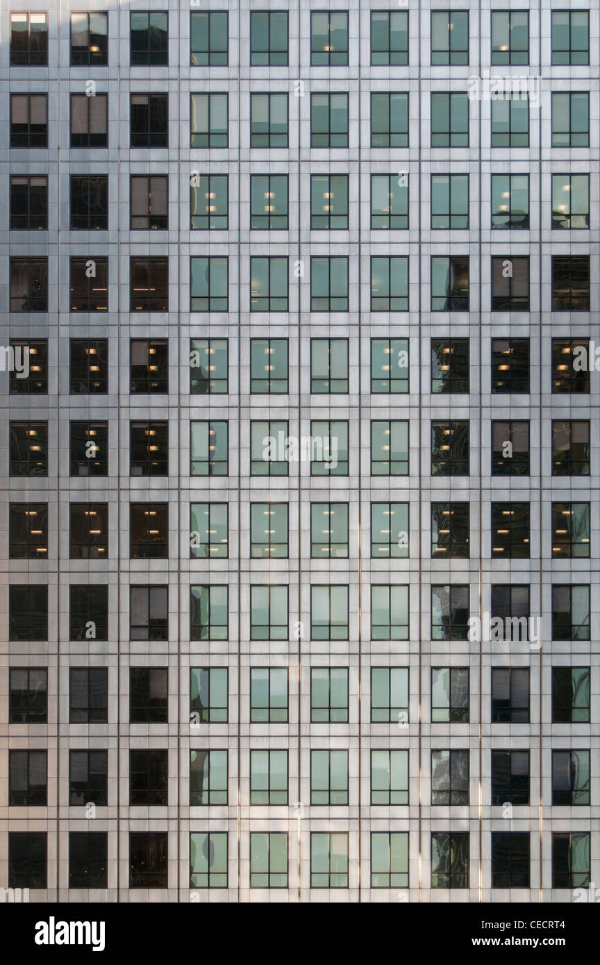 Facciata di 50 piani Canary Wharf Tower grattacielo a One Canada Square da Cesar Pelli (1991), Docklands di Londra, Regno Unito Foto Stock