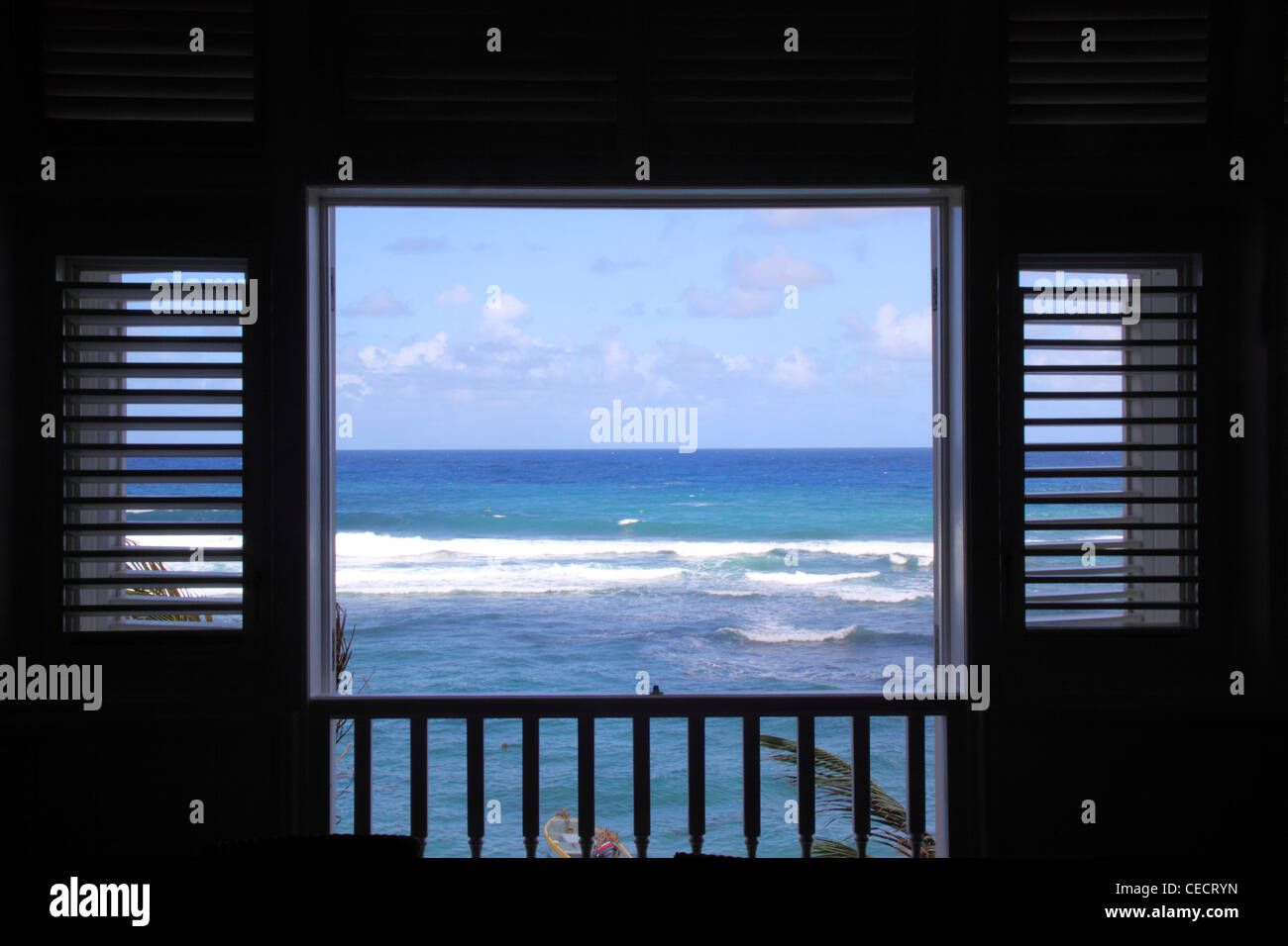 Una finestra che si affaccia sul Oceano Atlantico sul lato est di Barbados, West Indies Foto Stock
