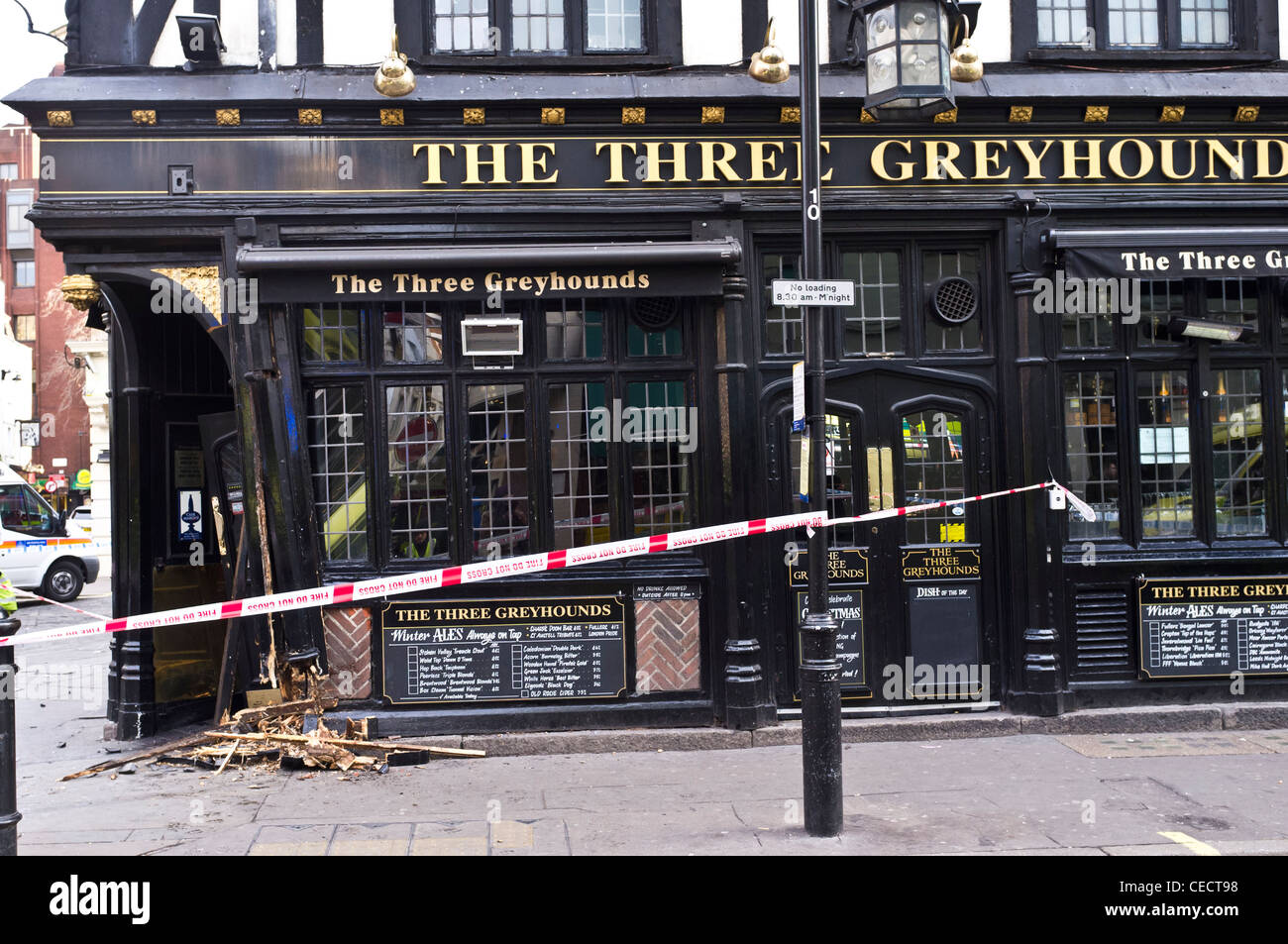 18/12/2011: la porta alle tre levrieri public house Soho di Londra è danneggiato da una guida auto in esso. Foto di Julie Edwards Foto Stock