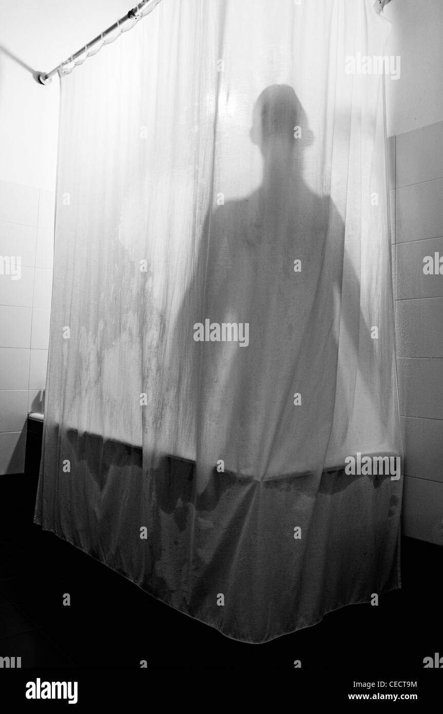 Ombra dietro la tenda della doccia Foto Stock