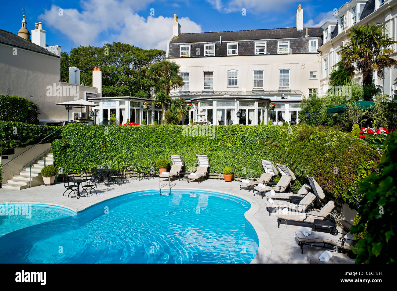 La piscina e il giardino del OGH Hotel St Peter Port Guernsey, Regno Unito Foto Stock