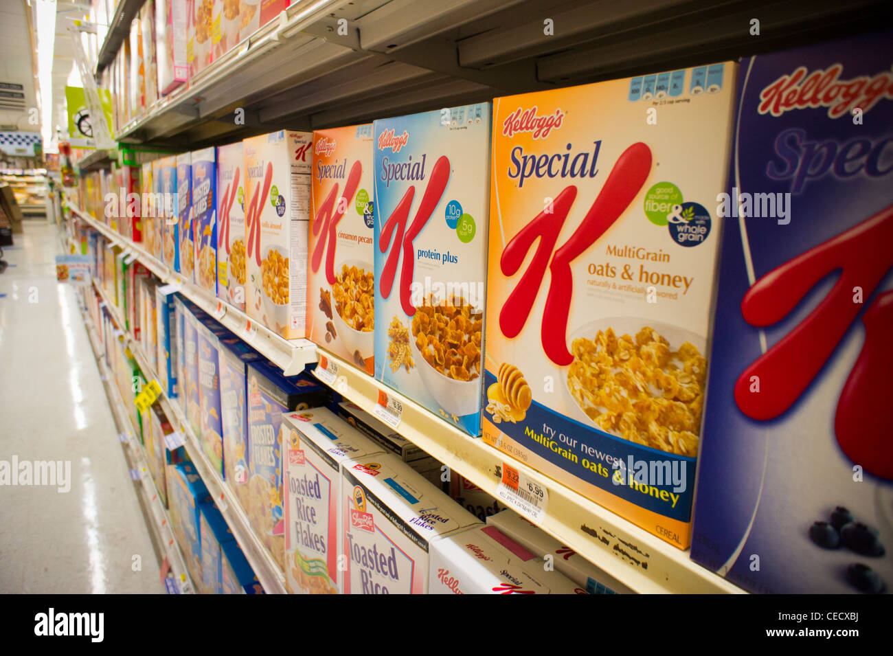 Scaffale Per Negozi Di Alimentari Con Scatole Di Varie Marche Di Cereali Da  Colazione Fotografia Editoriale - Immagine di nutrizione, marca: 165381602