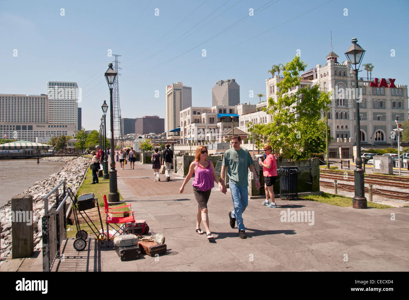 Una coppia cammina lungo il fiume Mississippi e la Moon Walk vicino a Jackson Square e al quartiere francese di New Orleans Foto Stock