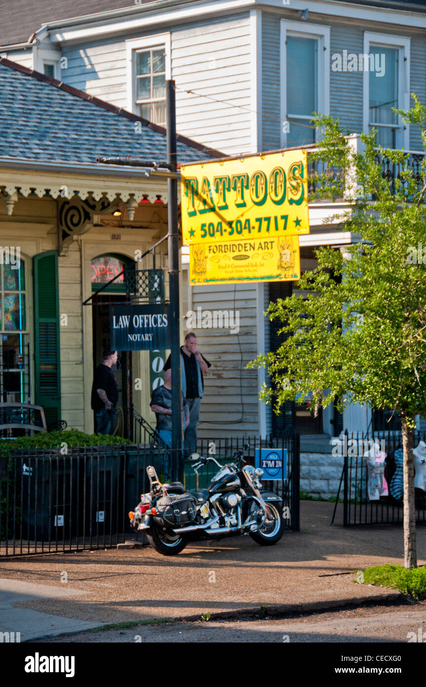 A New Orleans salotto tattoo con moto parcheggiate al di fuori Foto Stock