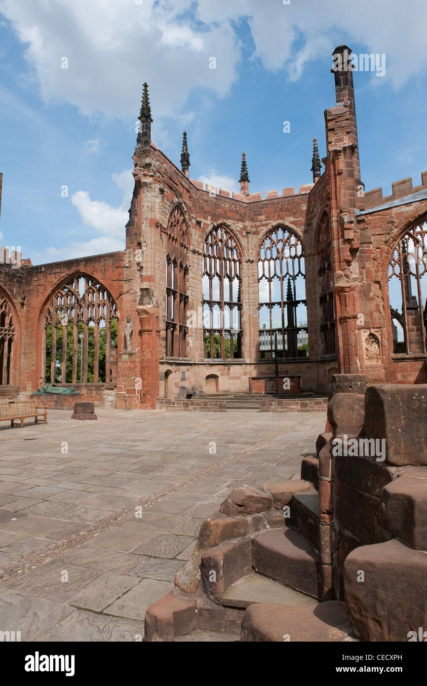 Il scoperchiata rovine dell'originale Coventry Cathedral, anche noto come St Michael's Cathedral, Coventry, West Midlands, Inghilterra. Foto Stock