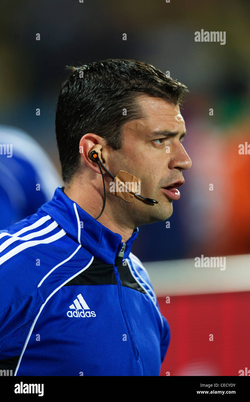 Arbitro Viktor Kassai (Ungheria) parla nella sua cuffia durante warmups prima una FIFA World Cup match tra Ghana e Stati Uniti. Foto Stock