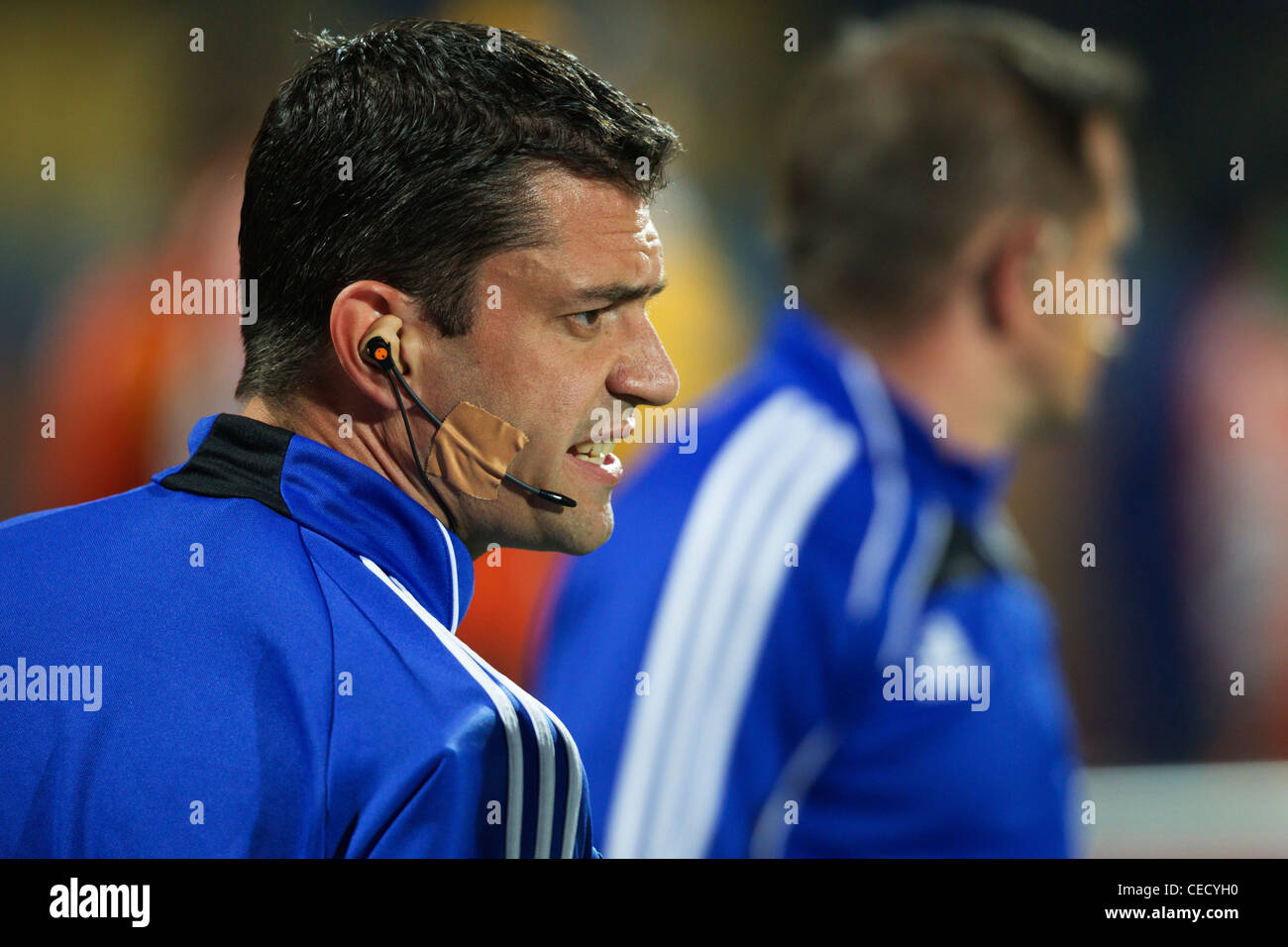 Arbitro Viktor Kassai (Ungheria) parla nella sua cuffia durante warmups prima una FIFA World Cup match tra Ghana e Stati Uniti. Foto Stock