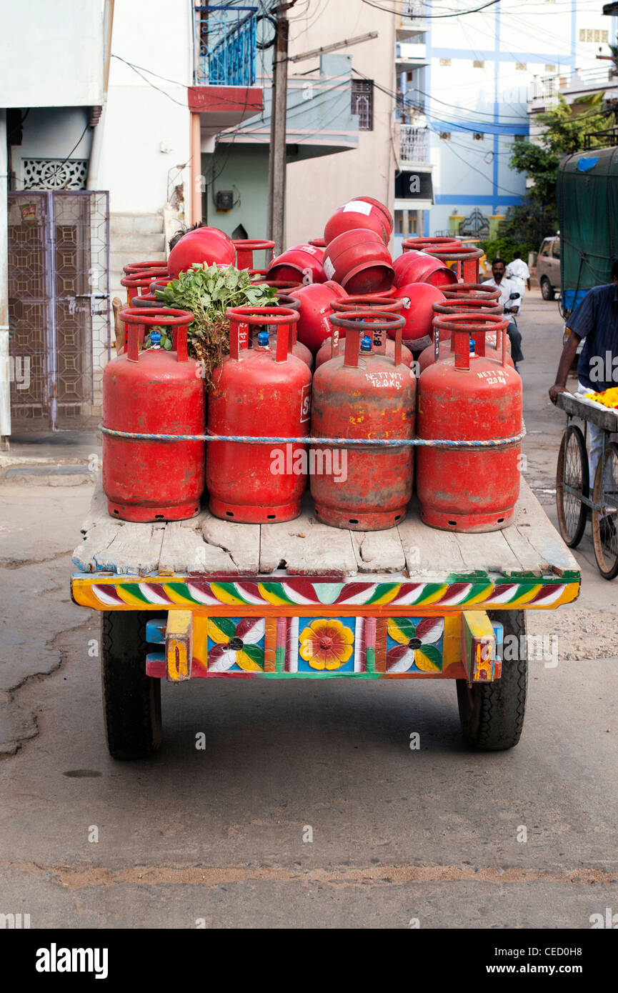 Indian bombola gas consegna su un carrello di giovenco per le strade di Puttaparthi, Andhra Pradesh, India Foto Stock