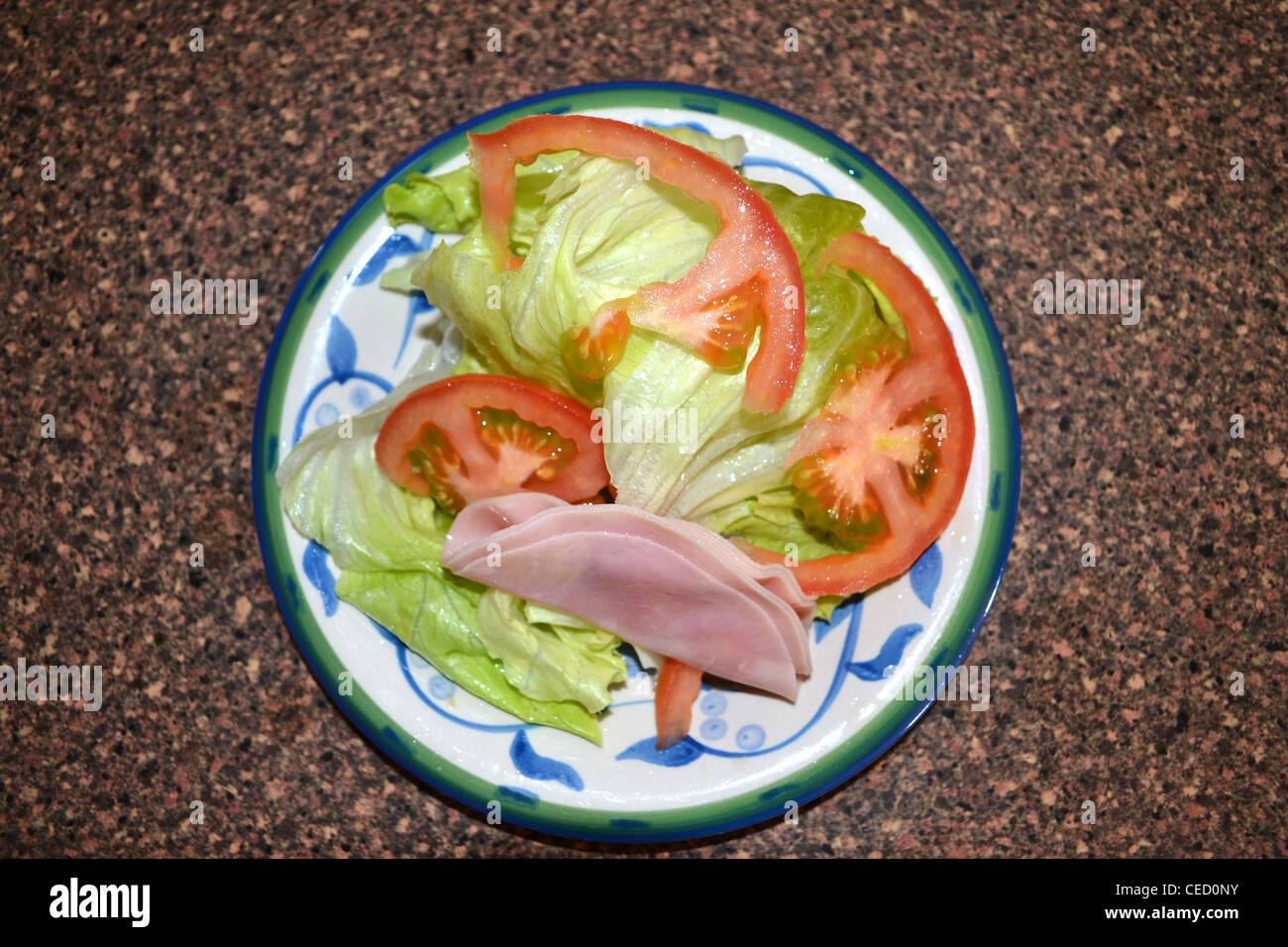 Prosciutto lattuga e pomodoro su una piastra senza pane Foto Stock