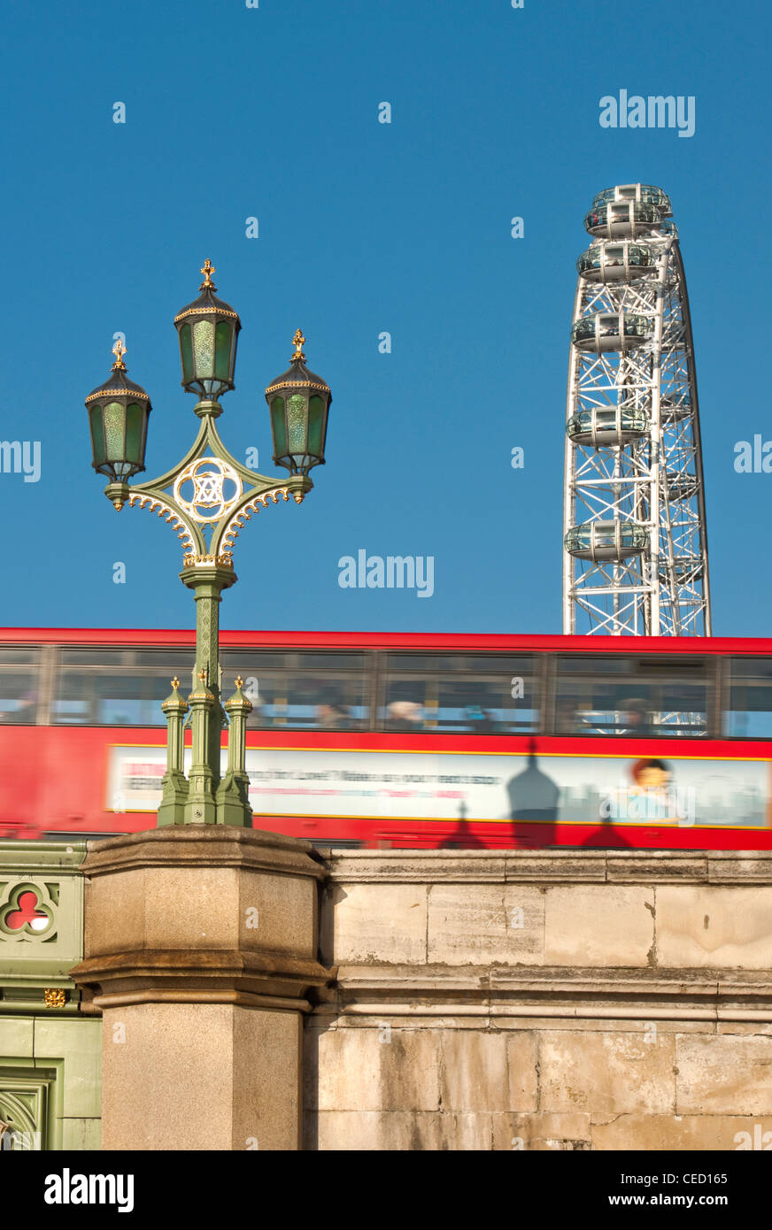 Il London Eye, un rosso London Bus e una lampada vittoriana da Westminster Bridge con cielo blu chiaro. London, England, Regno Unito Foto Stock