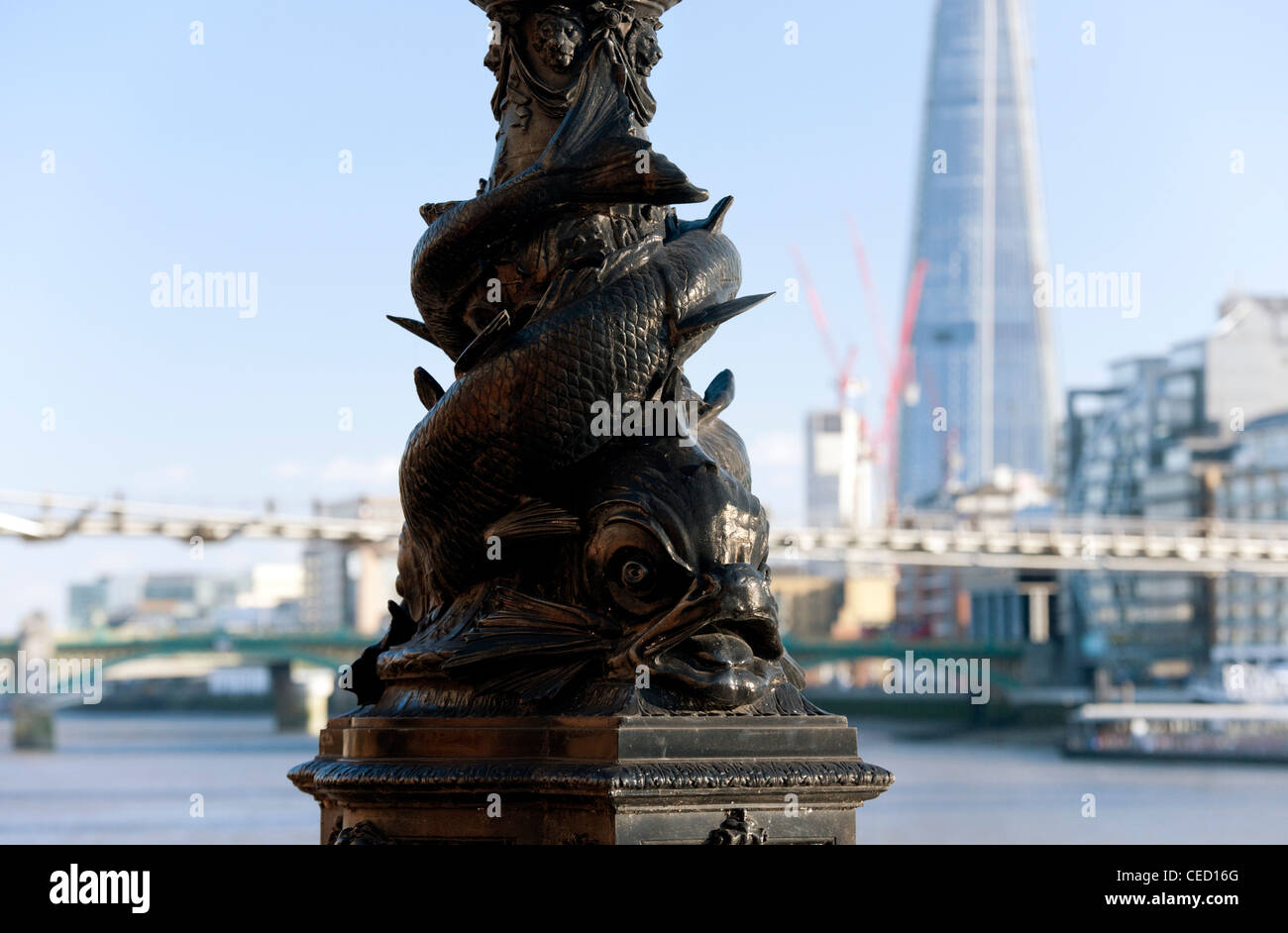 Ghisa lampada Vittoriano di base in forma di pesce con il Coccio edificio in background in una limpida giornata di sole Foto Stock