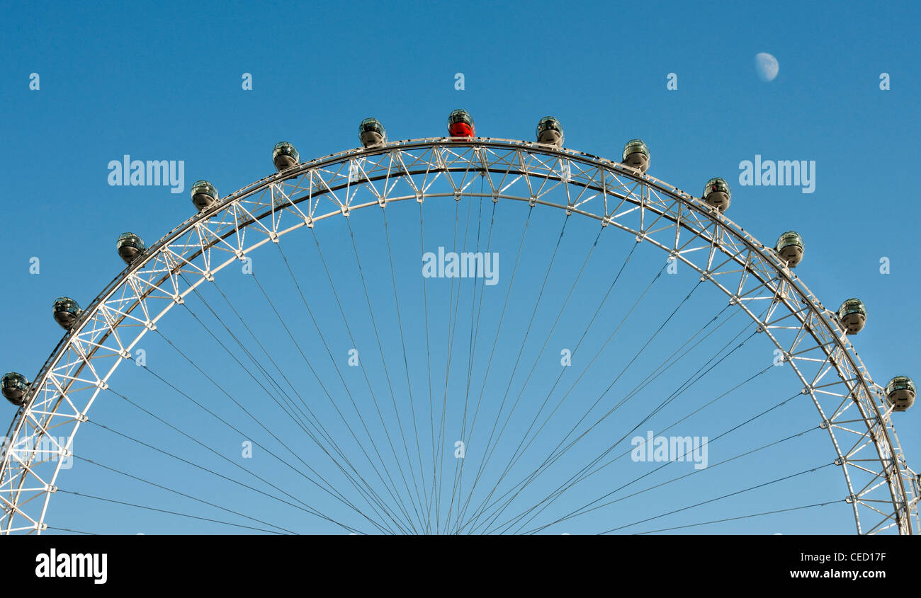 Il London Eye su una luminosa giornata soleggiata con una mezza luna in background Foto Stock