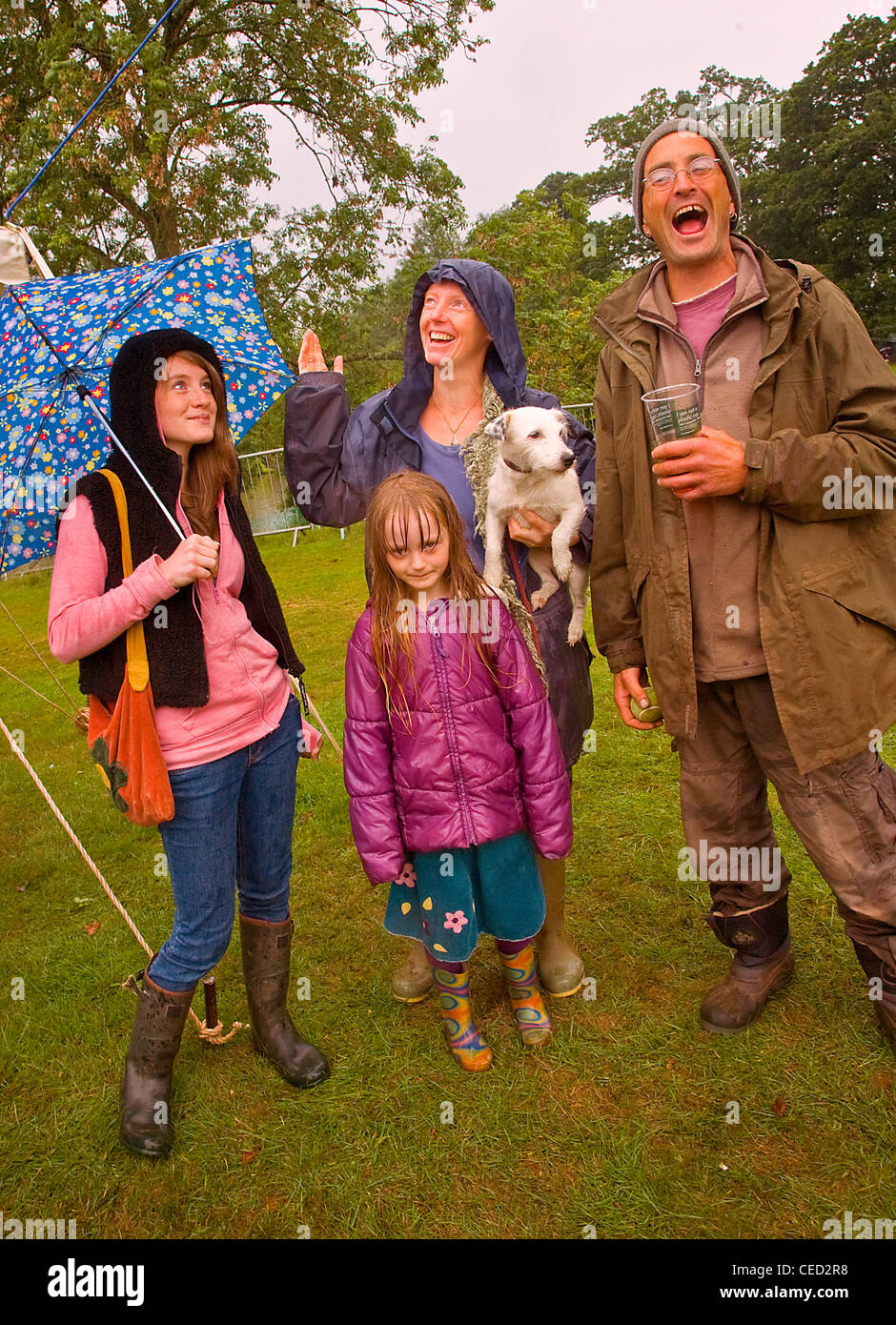 Famiglia felice che la pioggia si sta arrestando e sun uscente Aeon festival Foto Stock