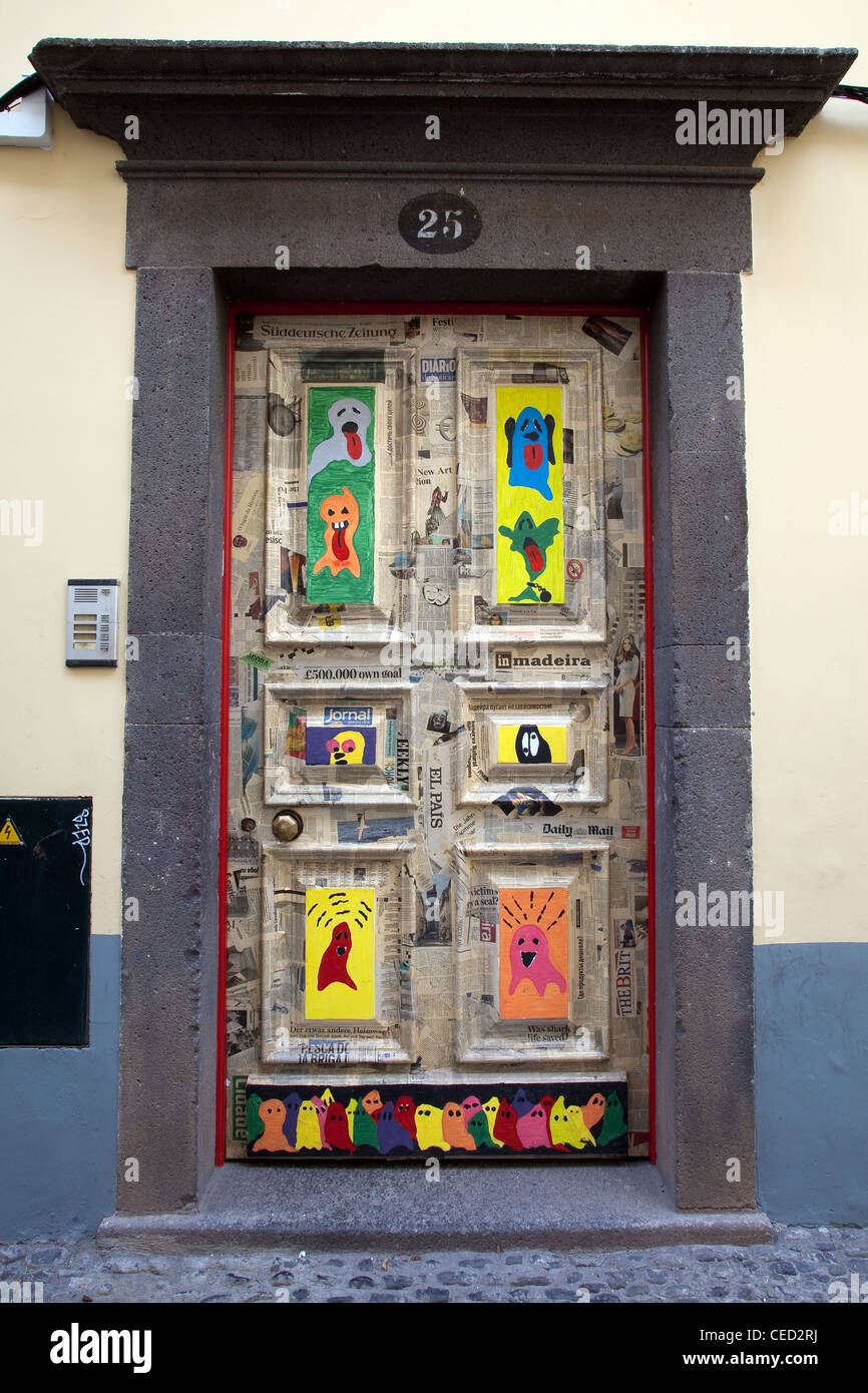 Città vecchia di Funchal Porte dipinte su Rua de Santa Maria porta 25 Elias Homen Gouveia de zona Historica do Funchal Portas com Arte Porte con Arte, Madeira Foto Stock