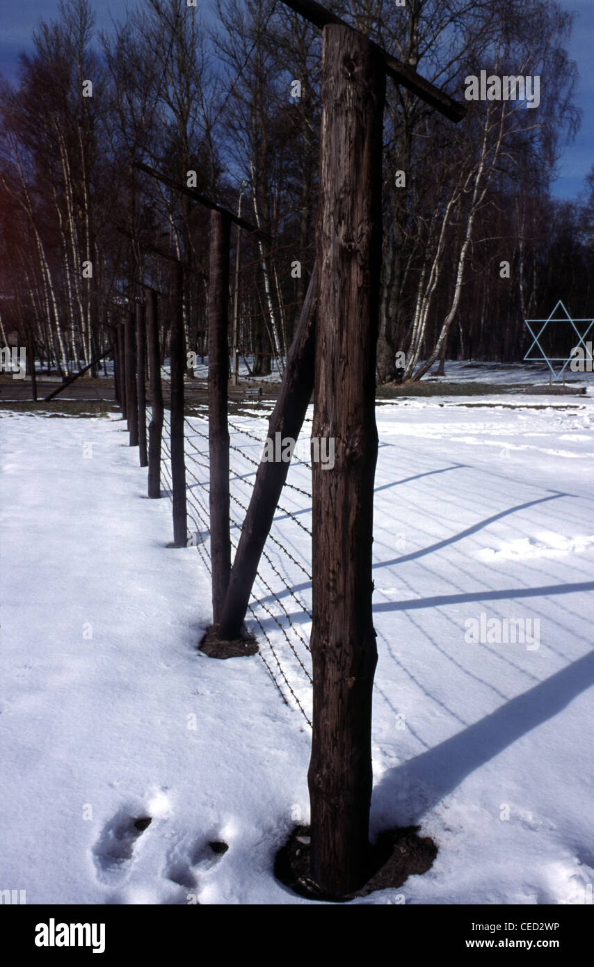 La neve che copre i fili spinati in Stutthof tedesco nazista del campo di concentramento costruito nella zona boschiva vicino alla cittadina di Sztutowo in Polonia settentrionale Foto Stock
