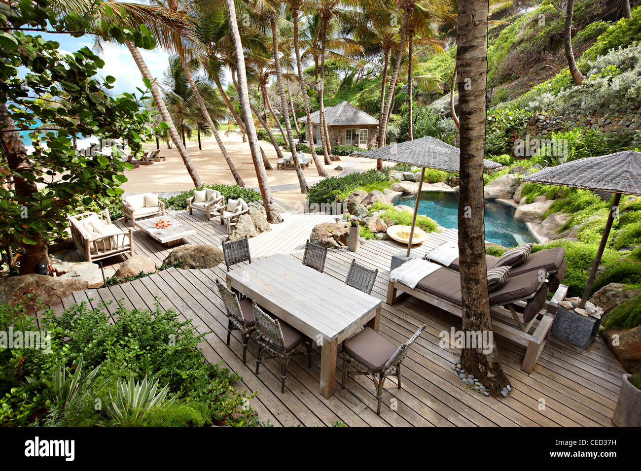 Spiaggia Vista Palme amaca e lussureggianti piante cottage Foto Stock