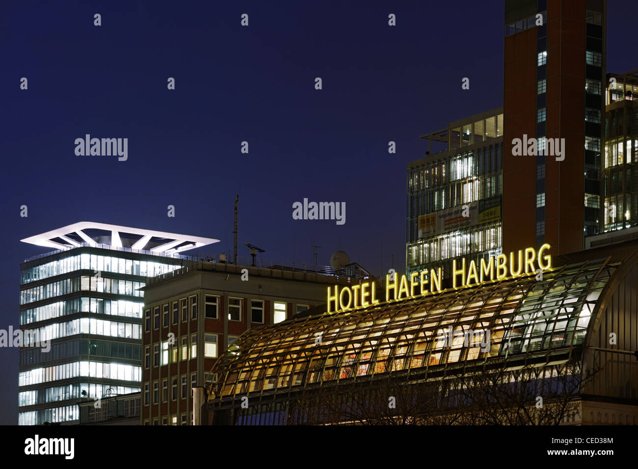 Hotel Hafen Hamburg e Astra brewery locali, torre di uffici, St. Pauli, Hamburg, Amburgo, Germania, Europa Foto Stock
