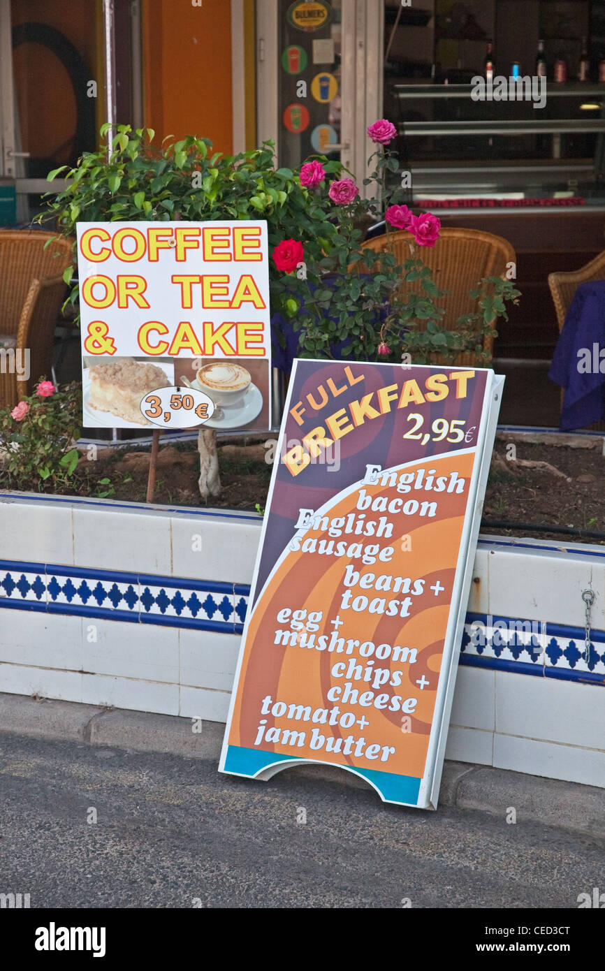 Segno al di fuori dei bar pubblicità English breakfast in Tenerife Foto Stock