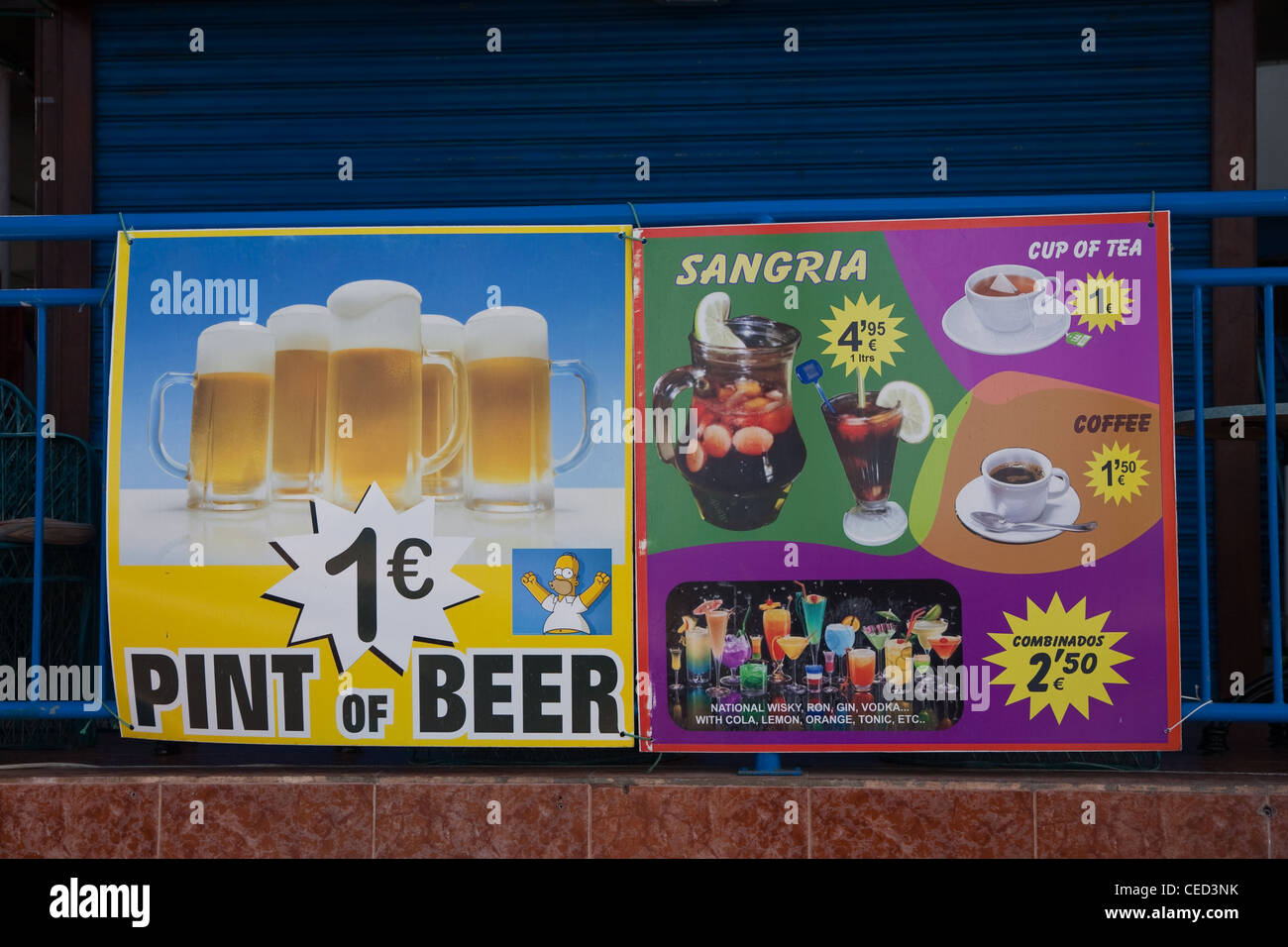 Segno pubblicità di bevande a basso costo al di fuori dei bar in Tenerife Foto Stock