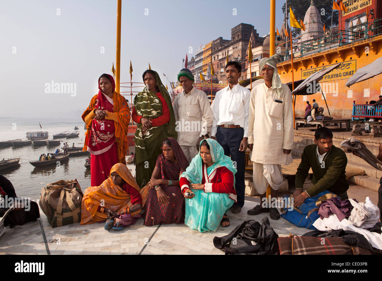 India, Uttar Pradesh, Varanasi, Prayag ghat, gruppo di pellegrini che posano per una foto ricordo accanto al Gange Foto Stock