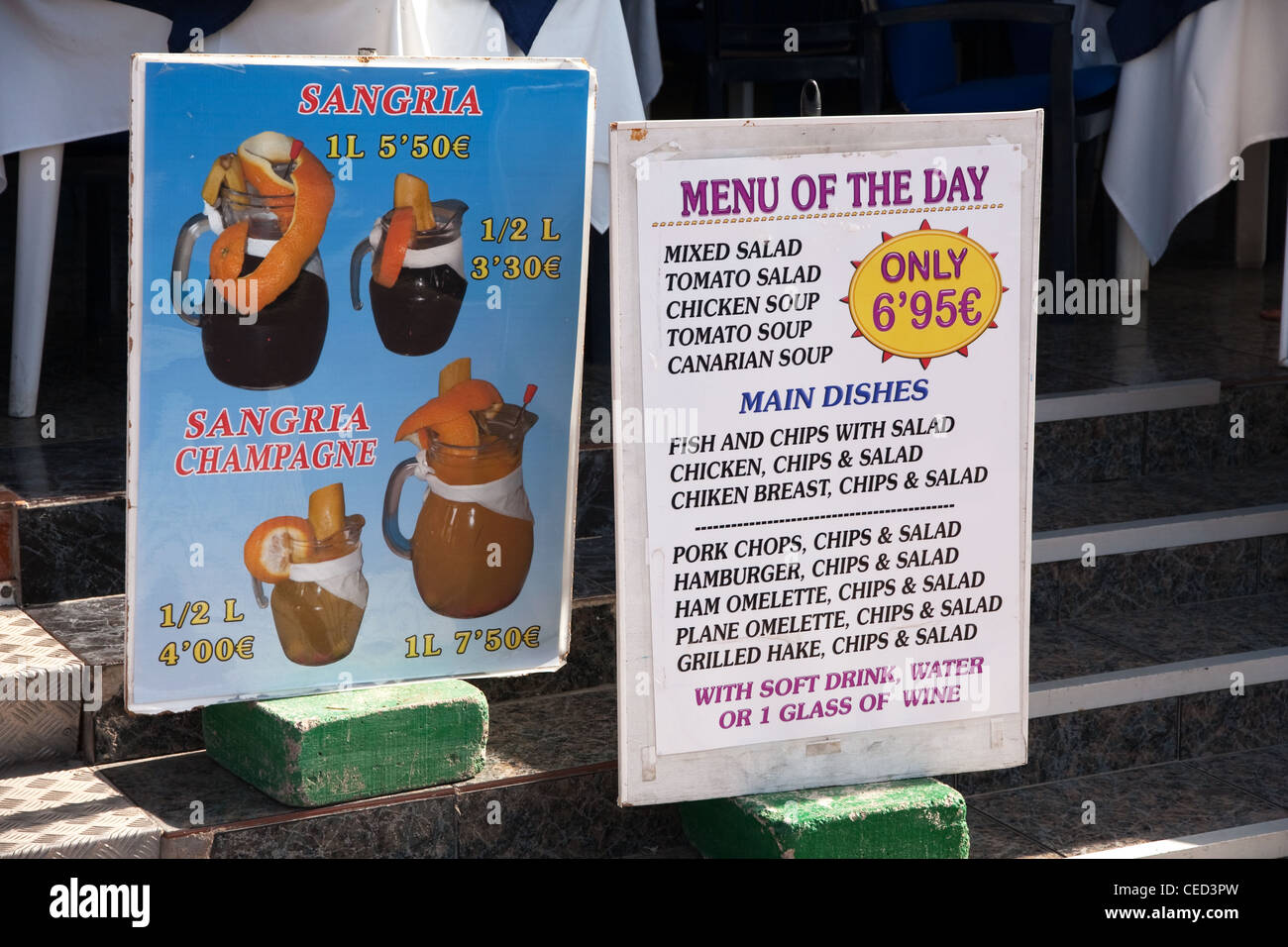 Segni al di fuori dei bar a Tenerife pubblicità degli alimenti e bevande Foto Stock
