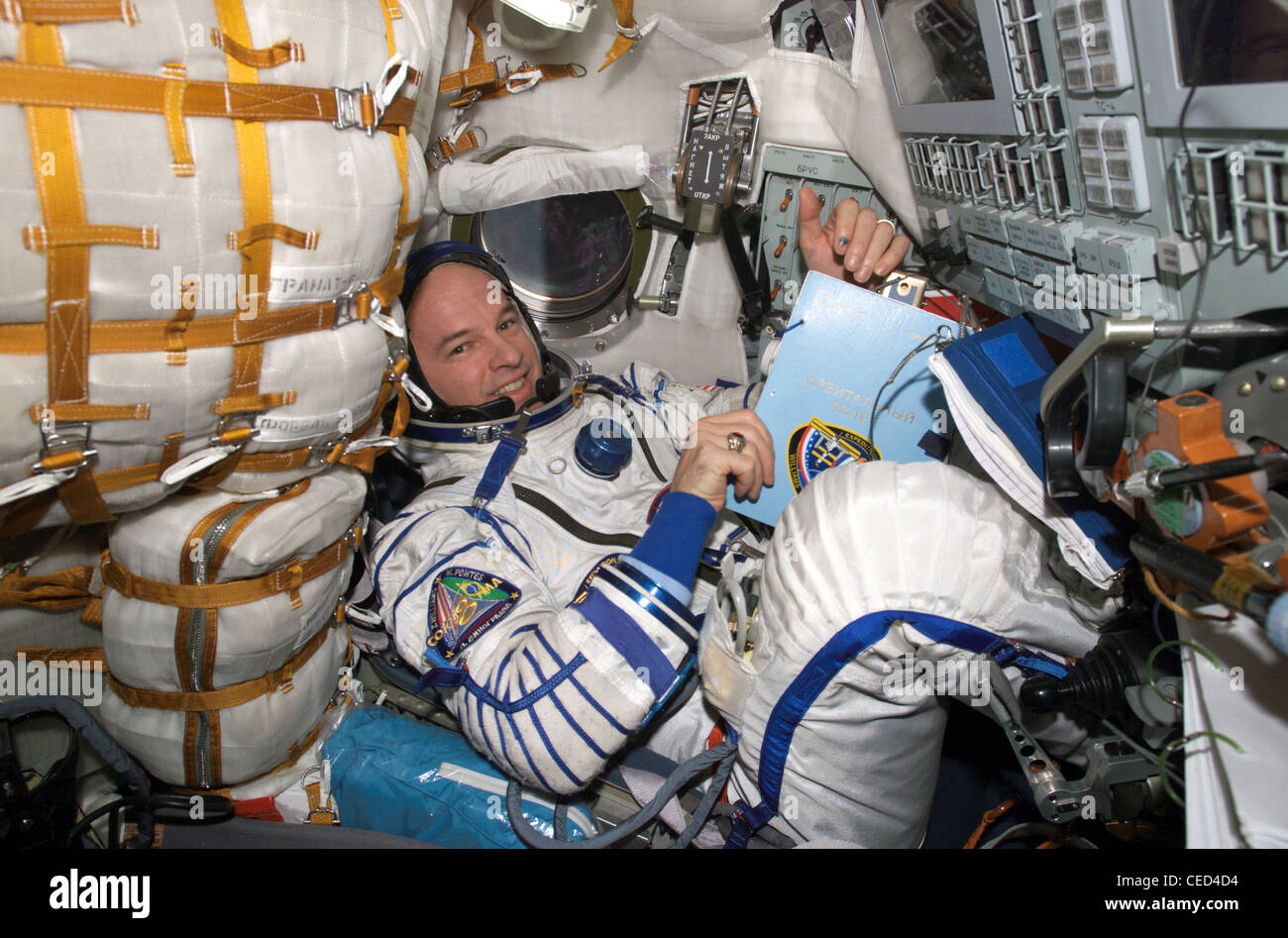 L'astronauta Jeffrey N. Williams, ufficiale scientifico della Expedition 13 e ingegnere di volo, indossa una tuta russa di lancio e ingresso Sokol a bordo della navicella spaziale TMA-8 Soyuz ancorata alla ISS. Foto Stock
