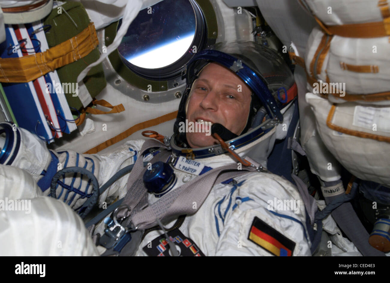 L'astronauta dell'ESA Thomas Reiter, parte della Expedition 13, eseguì un controllo Kazbek in una tuta di lancio e ingresso Sokol a bordo della navicella spaziale TMA-8 Soyuz ancorata alla stazione spaziale Internazionale. Foto Stock