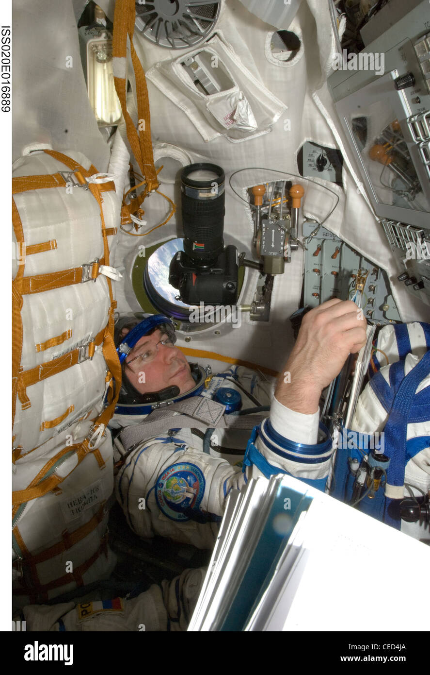 L'astronauta della NASA Michael Barratt, ingegnere di volo della Expedition 20, con una tuta russa di lancio e ingresso della Sokol, si prepara a bordo della Sojuz TMA-14 per il trasferimento dal porto di poppa del modulo di servizio Zvezda al compartimento di aggancio Pirs sulla stazione spaziale Internazionale. Foto Stock