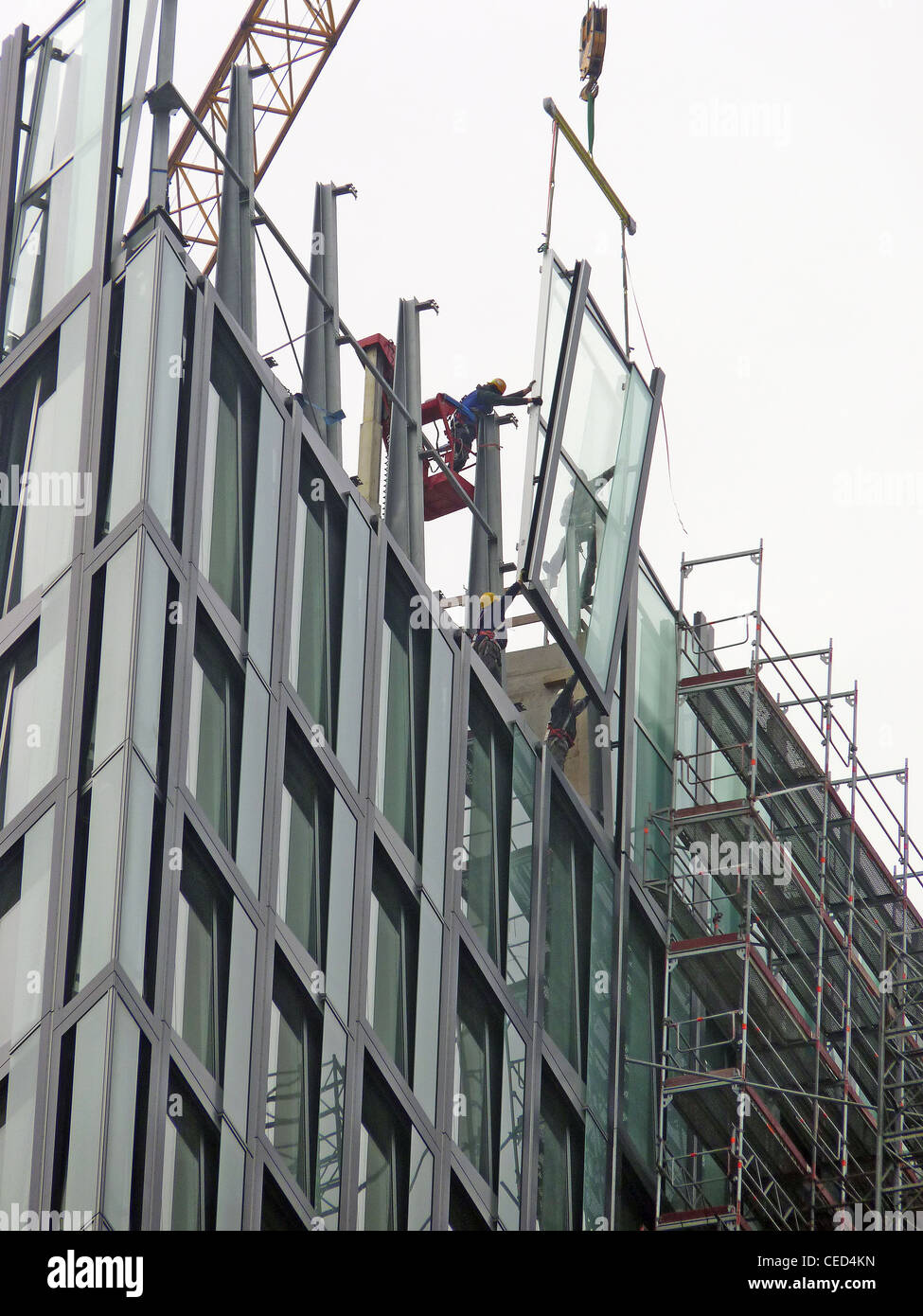 La facciata il lavoro di costruzione di un edificio alto in Amburgo Foto Stock