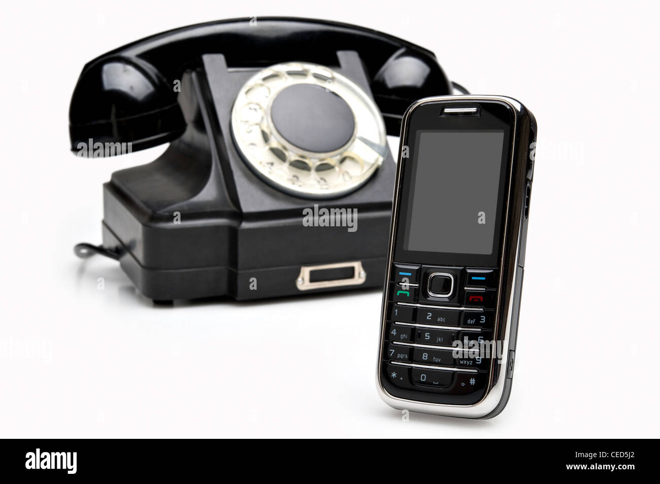 Classici del passato e moderni telefoni cellulari isolate su sfondo bianco Foto Stock