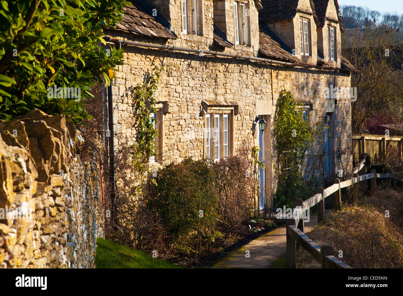 Una fila di Cotswold cottage in pietra lungo un sentiero nel villaggio di Slaughterford, Wiltshire, Inghilterra, Regno Unito Foto Stock