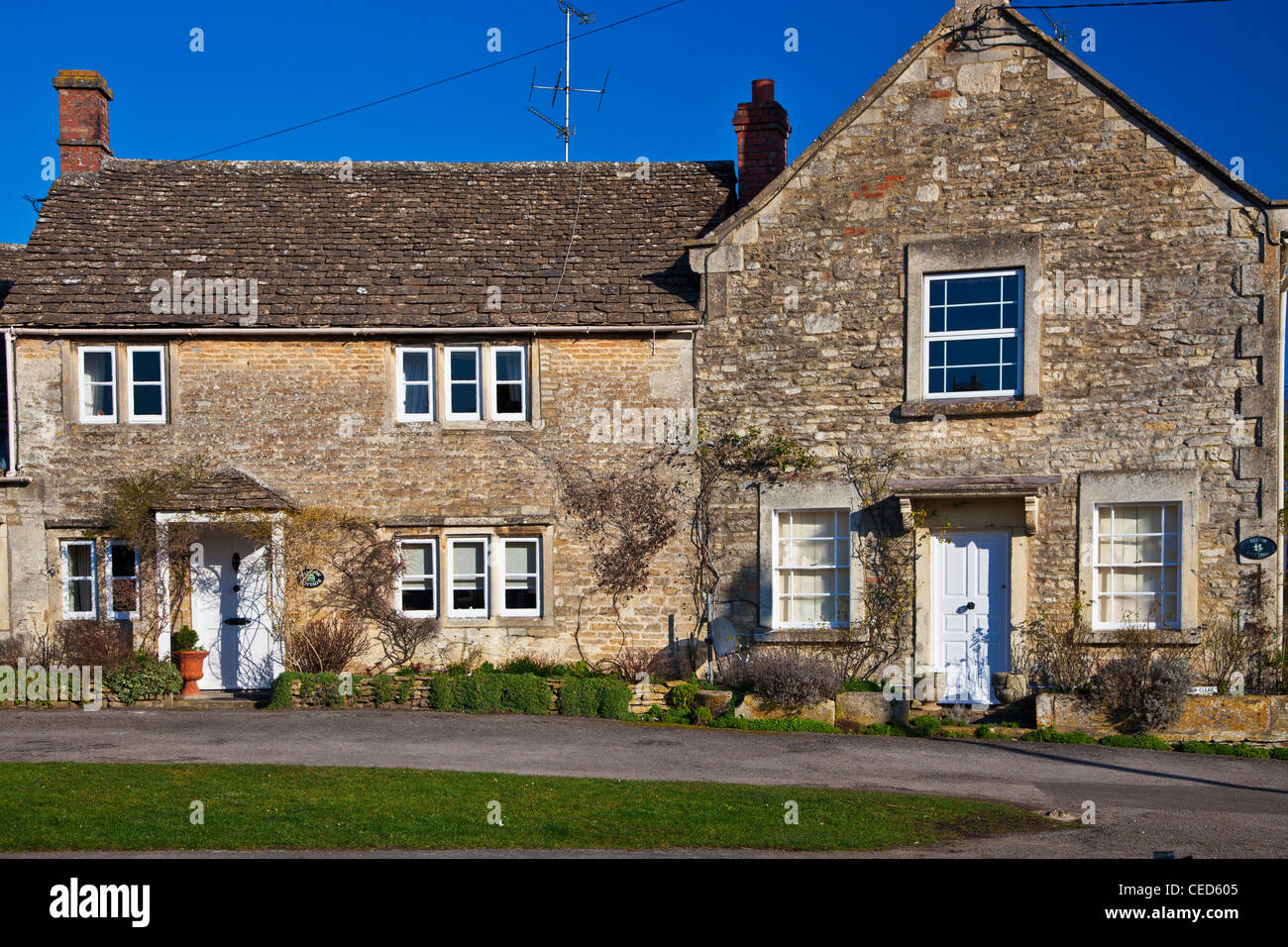 Tradizionale tipica Cotswold cottage in pietra nel villaggio inglese di Biddestone, Wiltshire, Inghilterra, Regno Unito Foto Stock