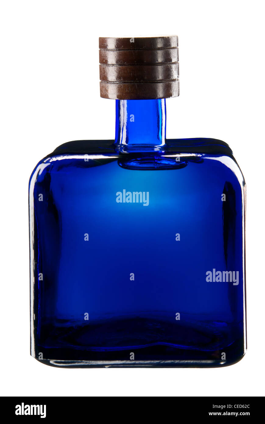 Quadrato blu bottiglia di vetro pieno di tequila. Isolato su sfondo bianco Foto Stock