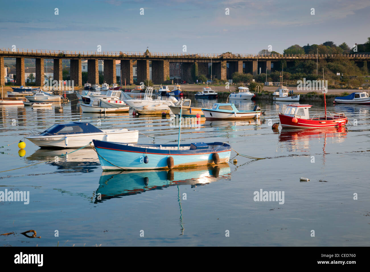 Hayle estuario ad alta marea; viadotto ferroviario ; Cornwall, Regno Unito Foto Stock