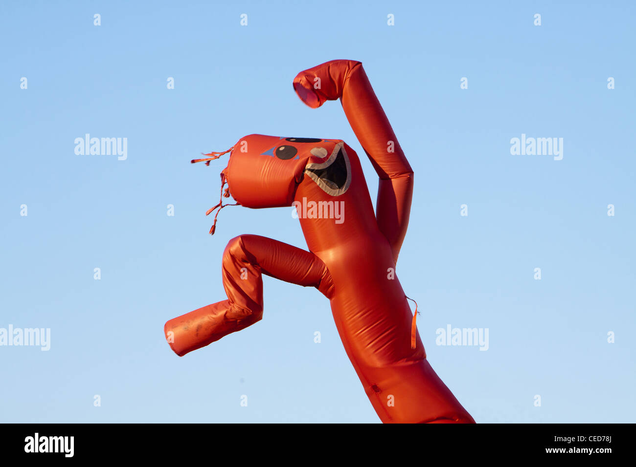 Uno stravagante sventolando gonfiabile di braccio tubo Flailing Man. Foto Stock