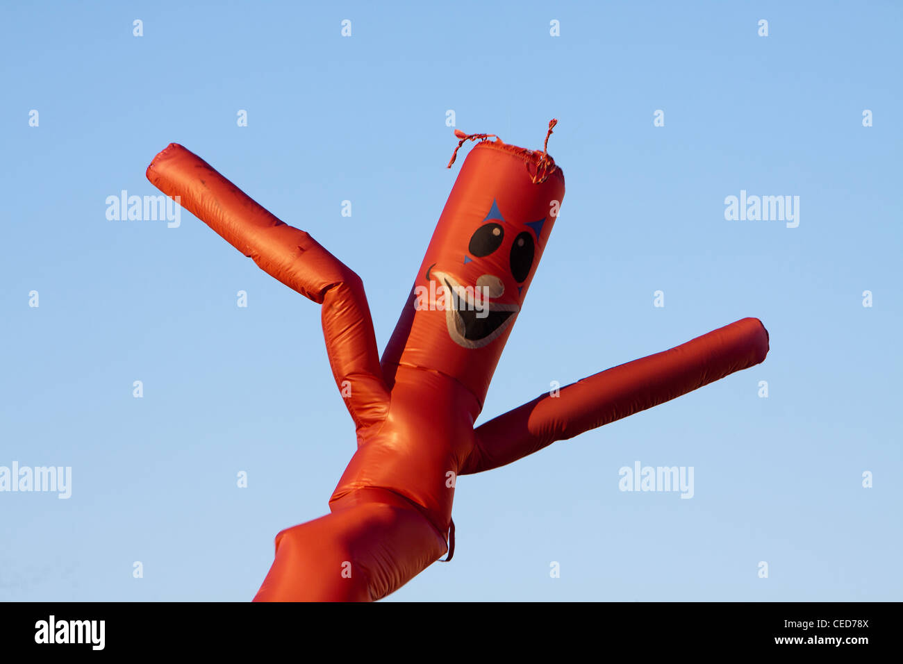 Uno stravagante sventolando gonfiabile di braccio tubo Flailing Man. Foto Stock