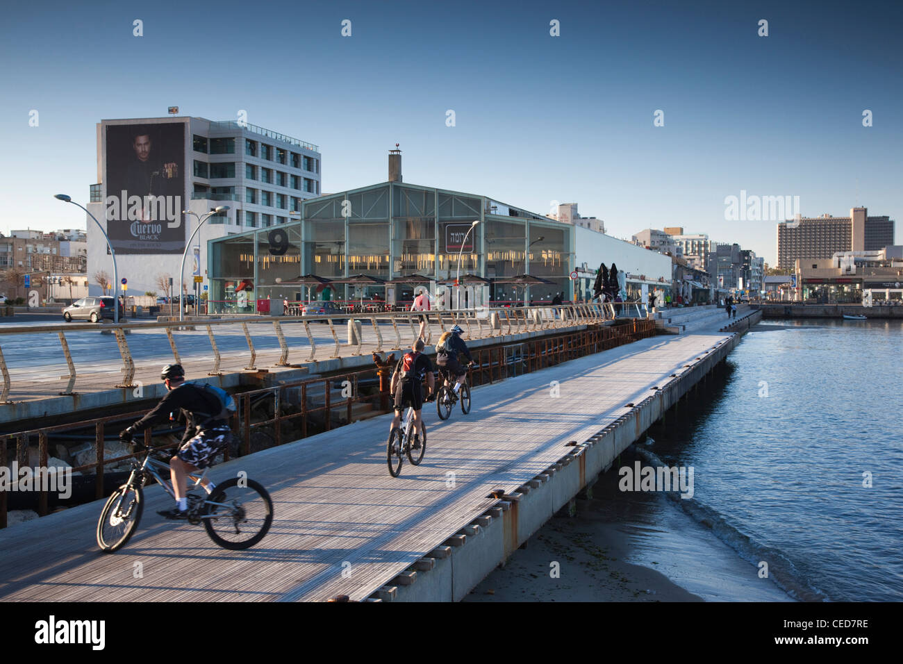 Israele, Tel Aviv, Porto Vecchio, Namal, rinnovato ora porta a casa per negozi e caffetterie, pista ciclabile, NR Foto Stock