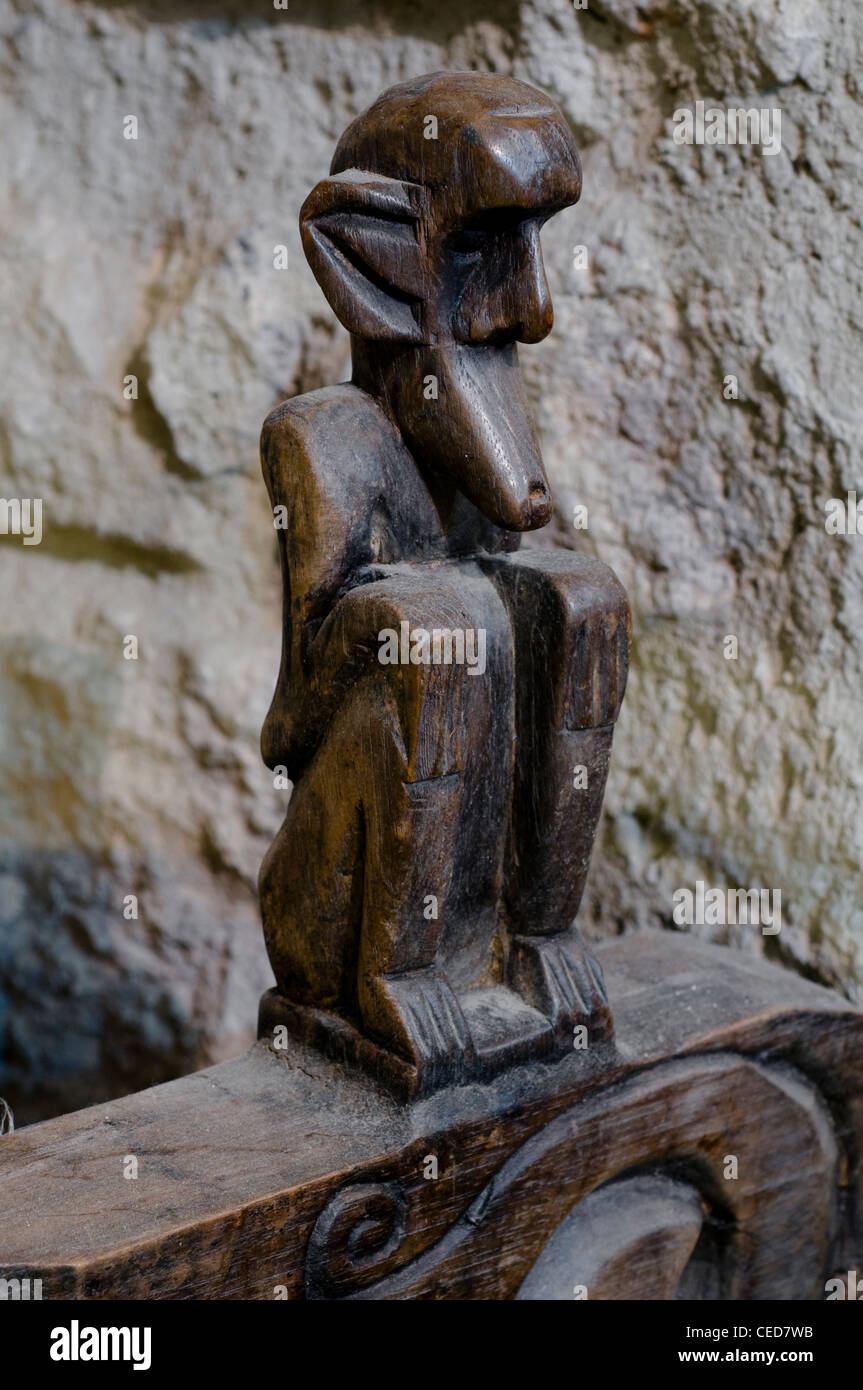 In legno intagliato figura maschile seduto Foto Stock