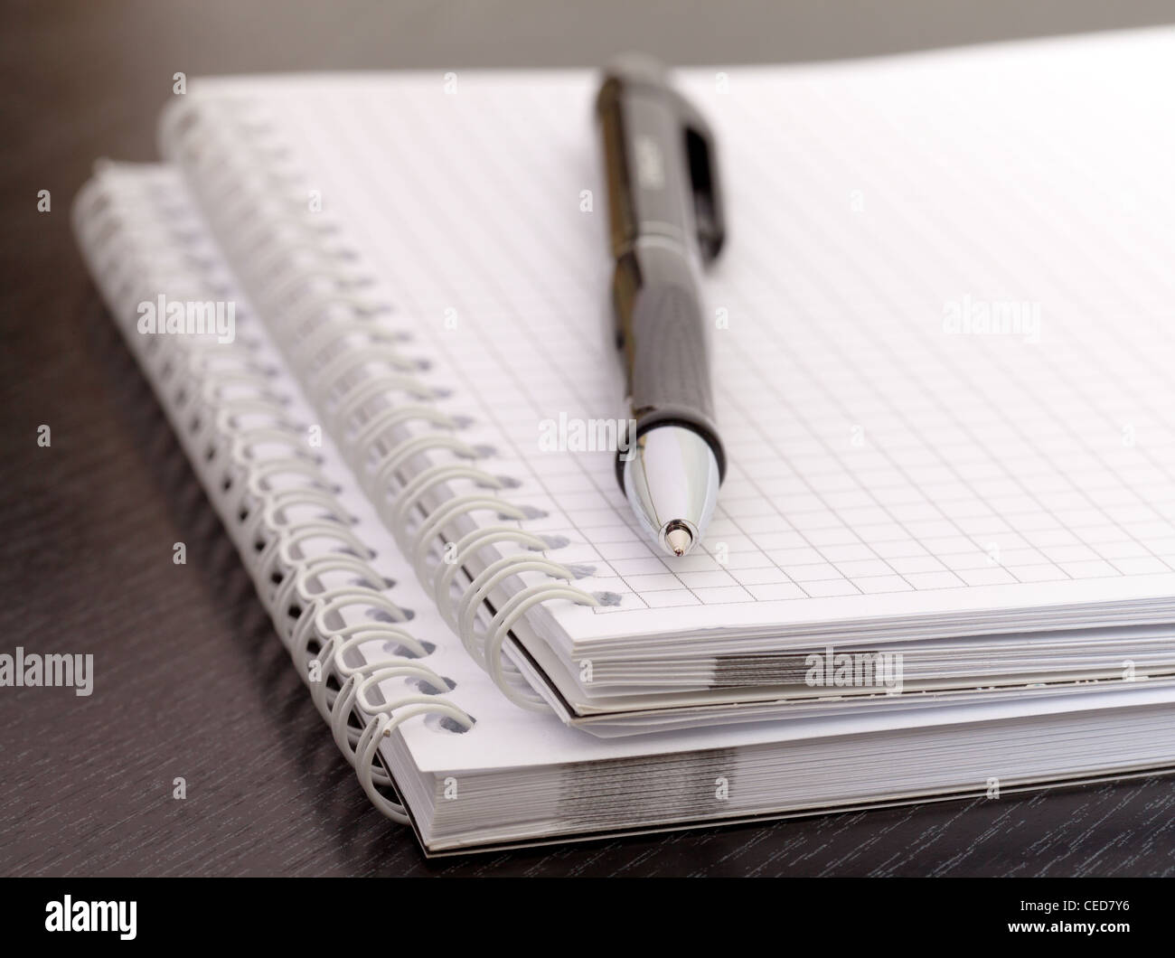 La penna nera e notebook, primo piano Foto Stock