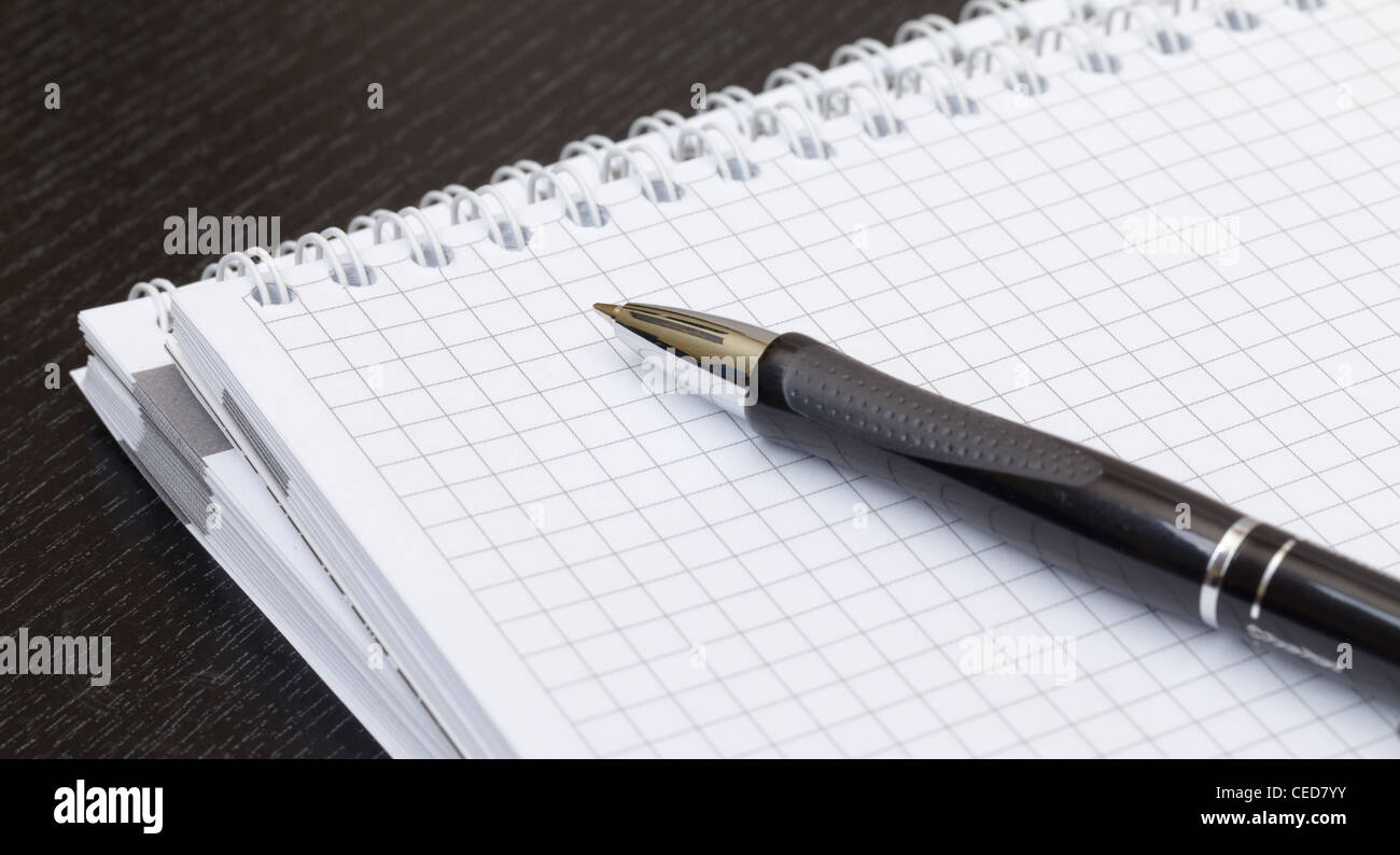La penna nera e notebook, primo piano Foto Stock