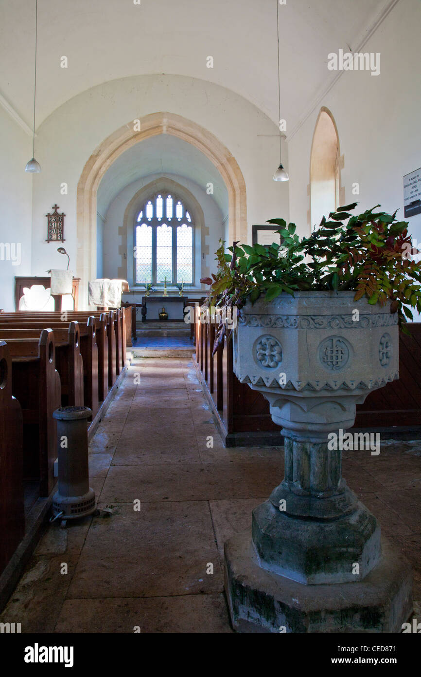 Interno della Basilica di San Nicola, un tipico inglese tradizionale villaggio di campagna chiesa in Slaughterford, Wiltshire, Inghilterra, Regno Unito Foto Stock