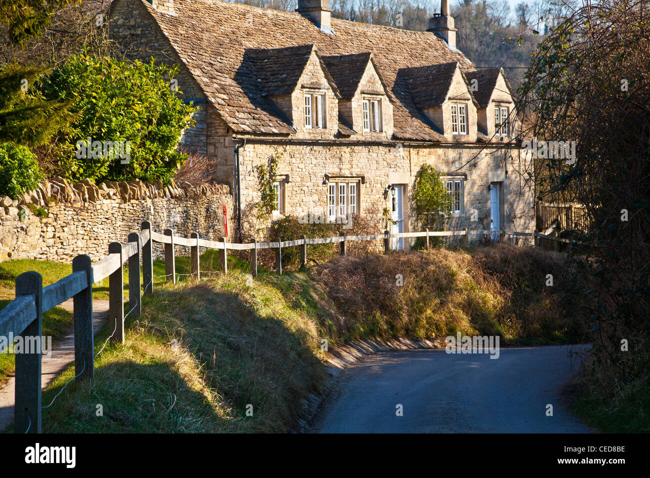 Una fila di Cotswold cottage in pietra lungo il vicolo del paese attraverso il villaggio di Slaughterford, Wiltshire, Inghilterra, Regno Unito Foto Stock