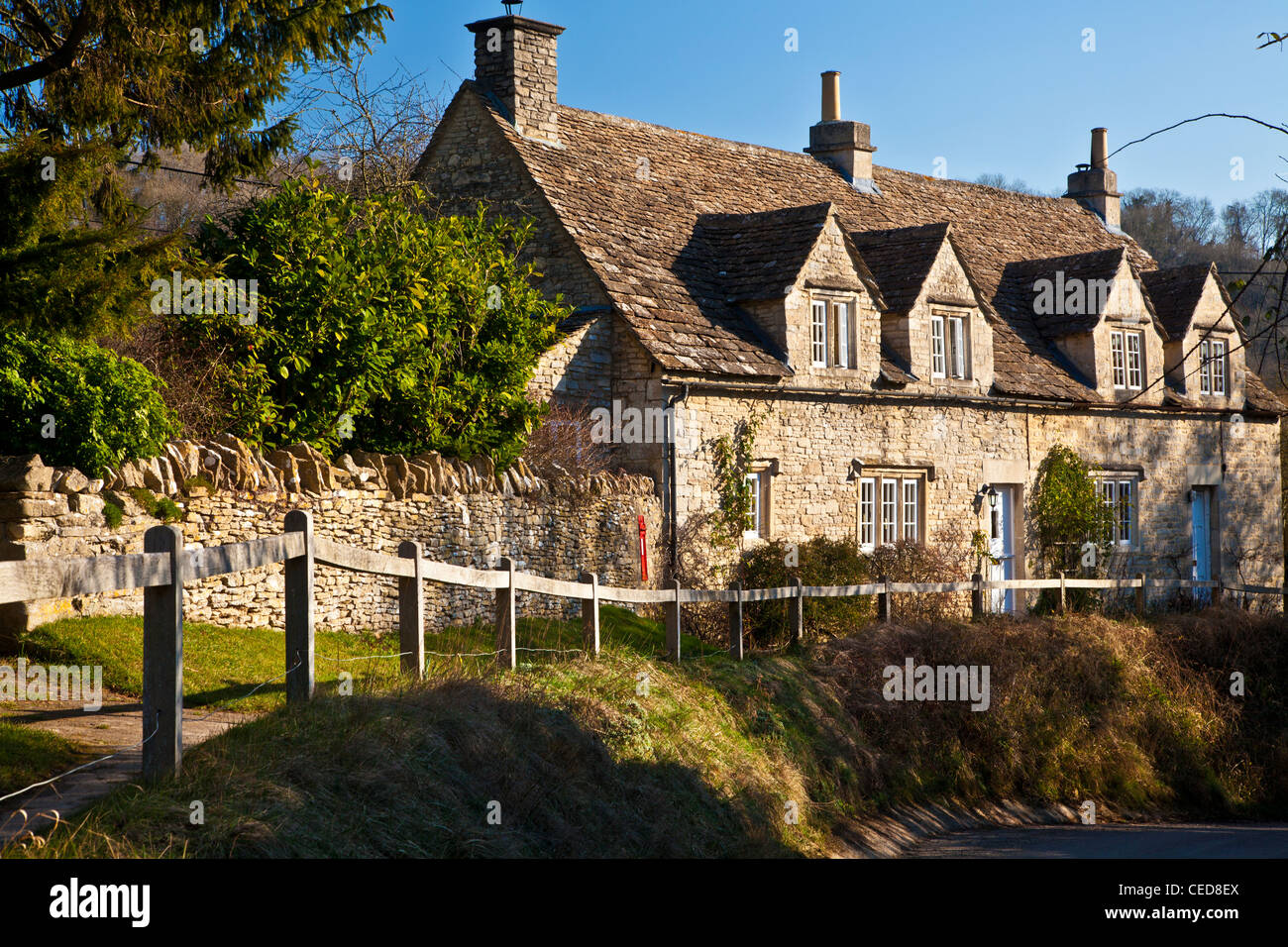 Una fila di Cotswold cottage in pietra lungo il percorso del paese attraverso il villaggio di Slaughterford, Wiltshire, Inghilterra, Regno Unito Foto Stock