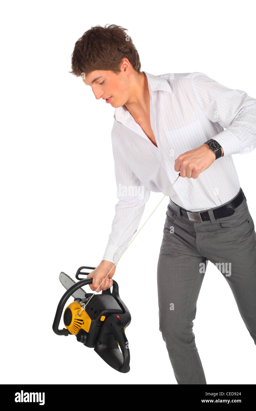 Giovane uomo inizia chainsaw Foto Stock