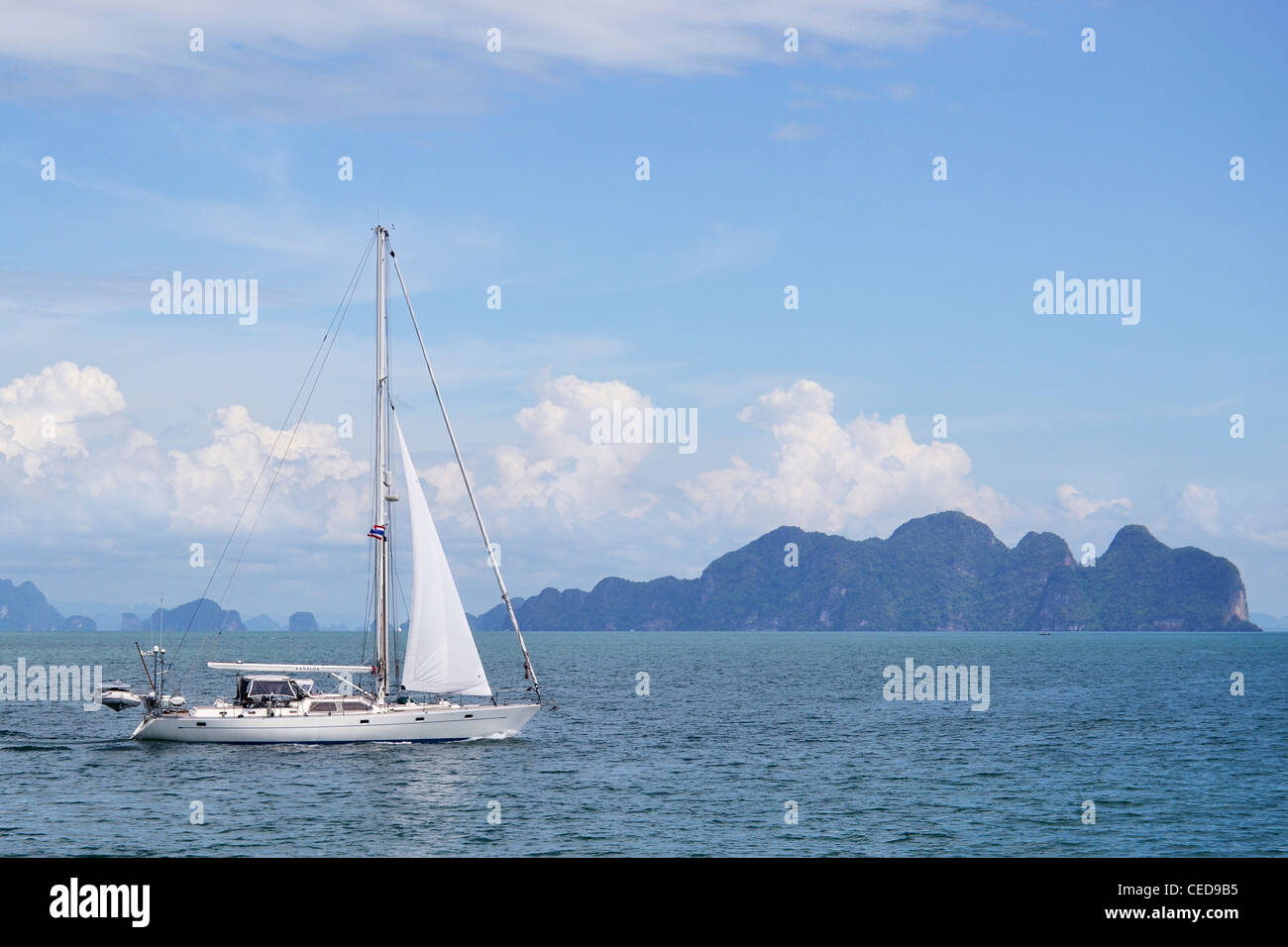 Imbarcazione a vela nella Baia di Pang Nga, Thailandia, Sud-est asiatico, in Asia Foto Stock
