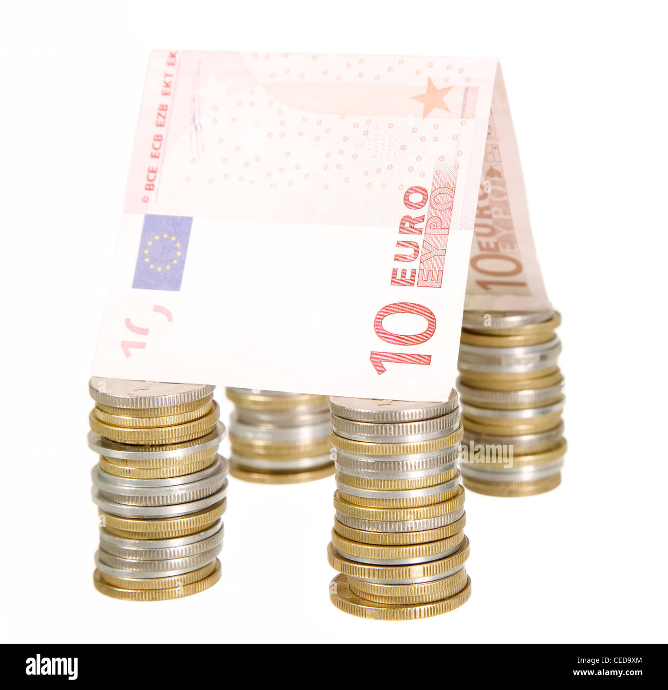Una casa fatta da monete e banconote in euro Foto Stock