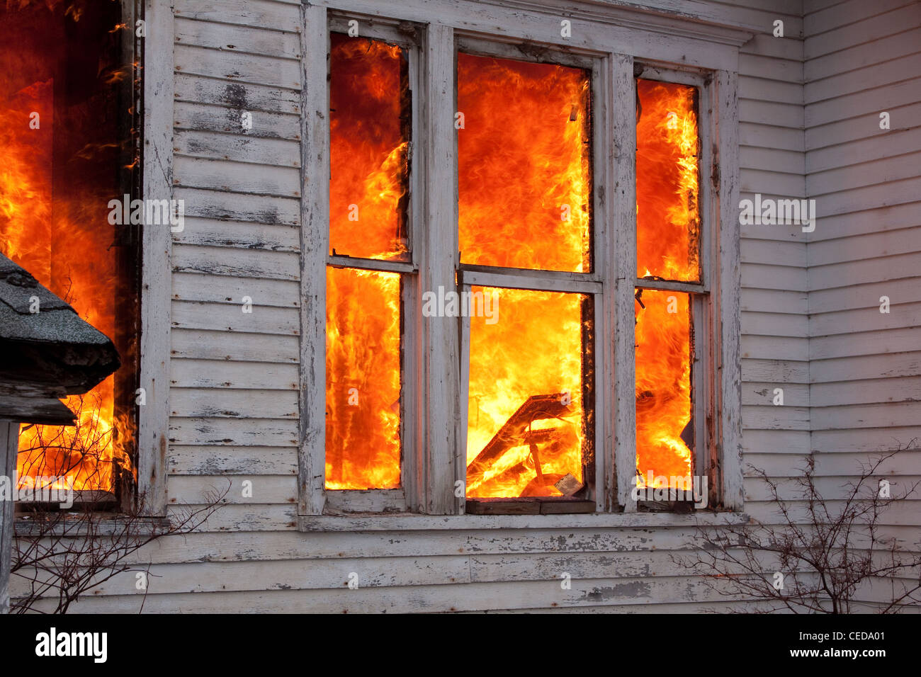 Fire attraverso le finestre della casa in fiamme e USA Foto Stock