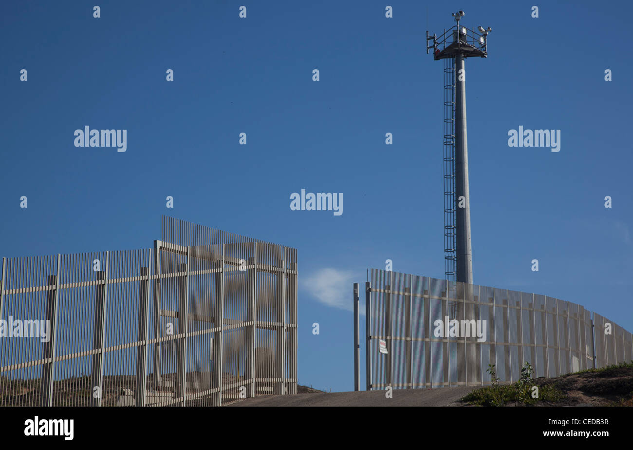 Torre di sorveglianza a US-frontiera messico Foto Stock