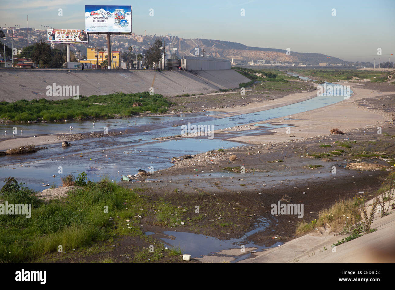 Il inquinato Tijuana fiume come si entra negli Stati Uniti dal Messico Foto Stock