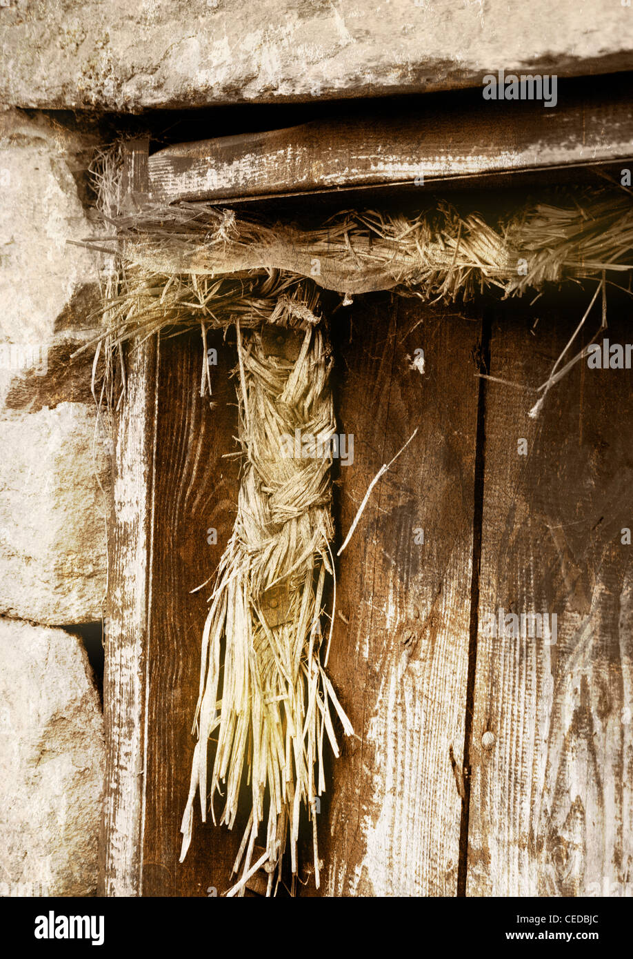 Treccia di paglia sulla porta del capannone Foto stock - Alamy